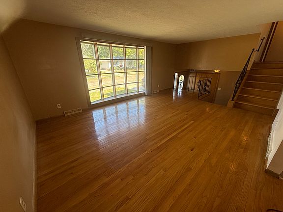 4th image of 93 Greencliff Dr