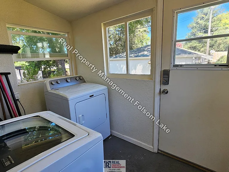 910 Mormon St — Photo 7