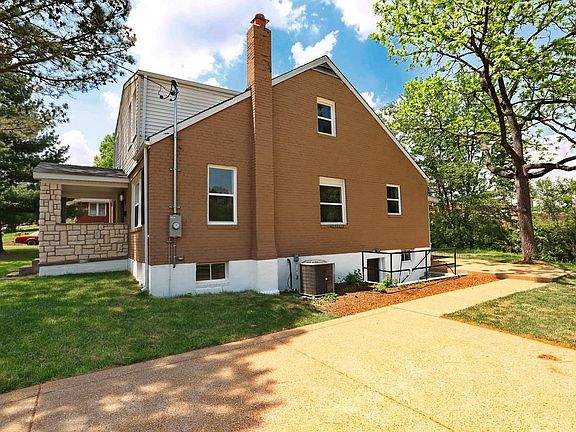 3rd image of 8003 Hicks Ave