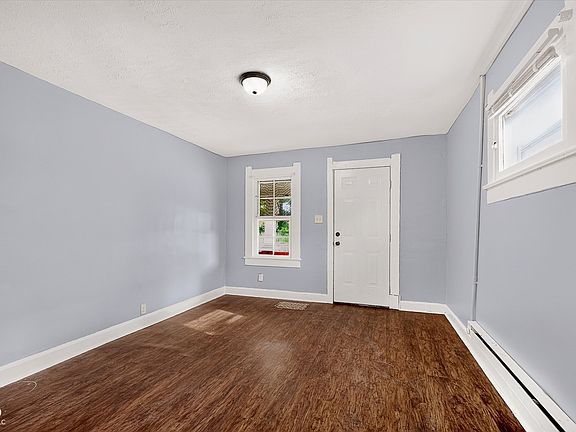 5th image of 2047 Roosevelt Ave