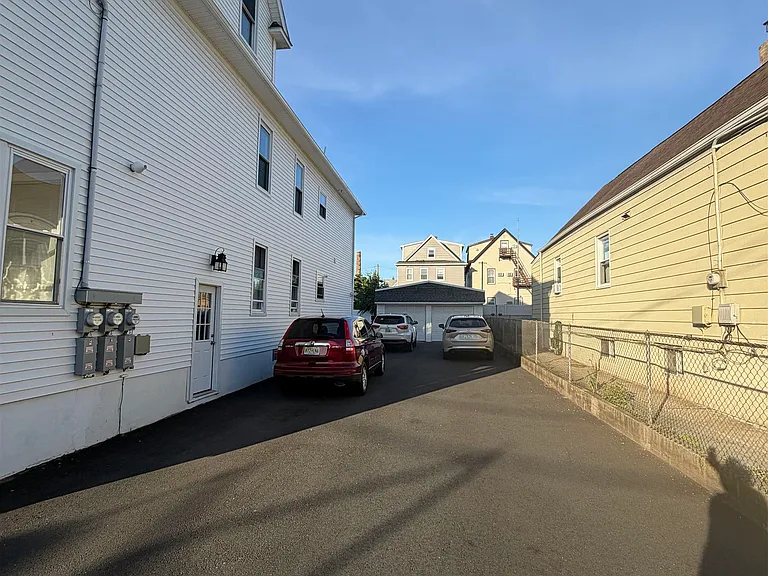 115 Wallington Ave — Photo 11