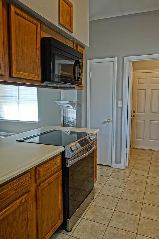 3 bed, 2.0 bath, 1275 sqft, $1,400 — Photo 3