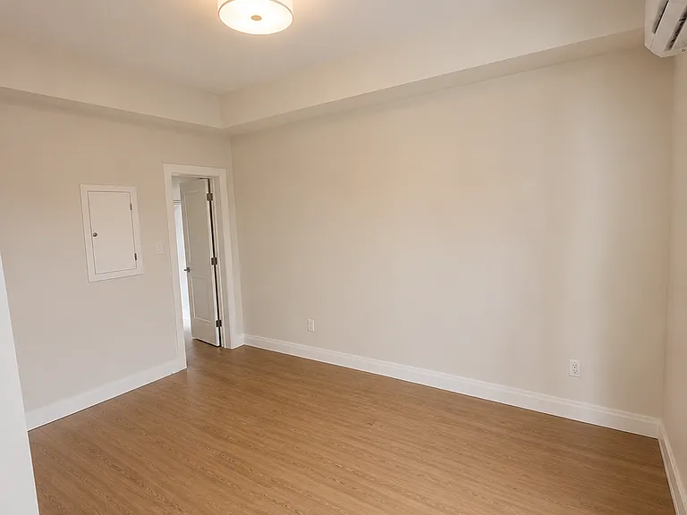 300 Princess Ave — Photo 13