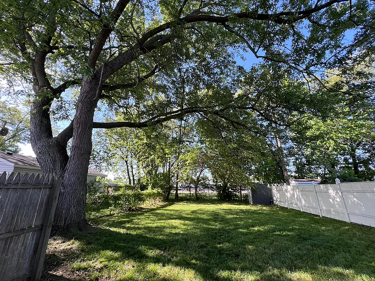 555 E Mahan Ave — Photo 16