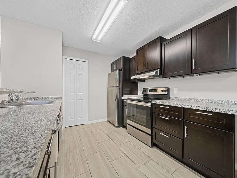 Mercury Cove Apartments — Photo 15