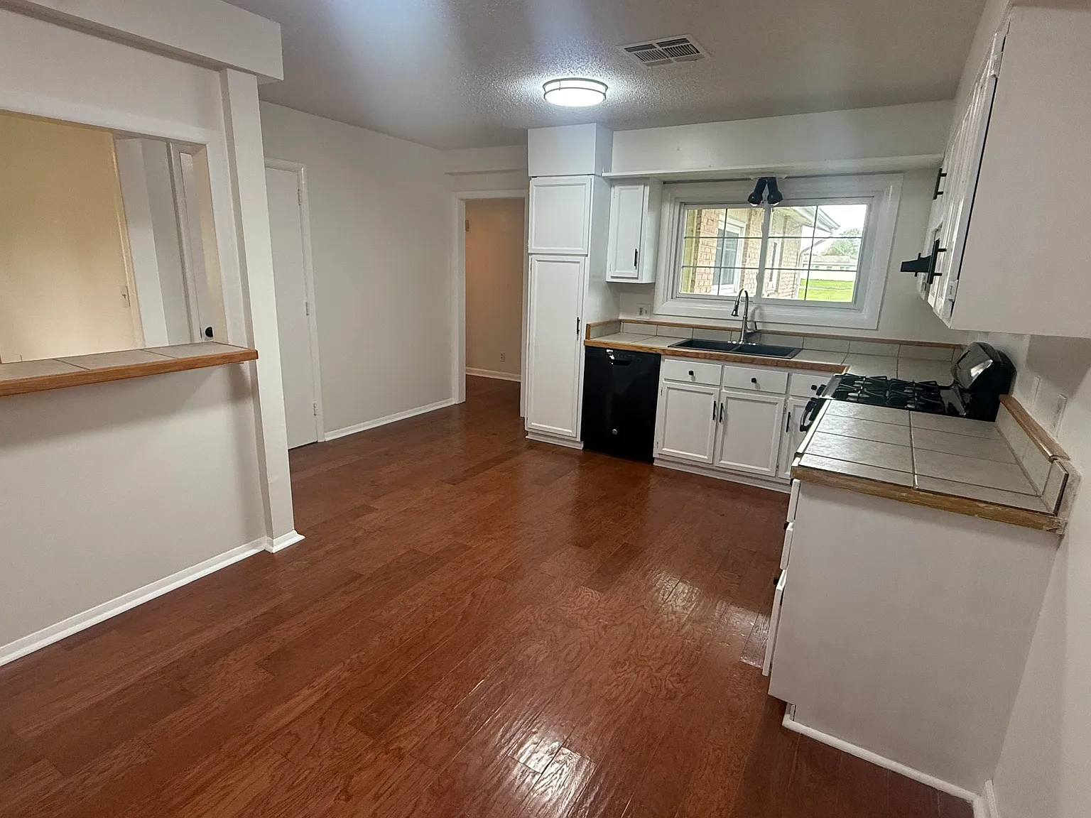 3 bed, 1400 sqft, $2,300 — Photo 4