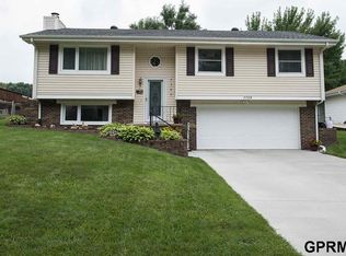 7789 Greenleaf Dr, La Vista, NE 68128