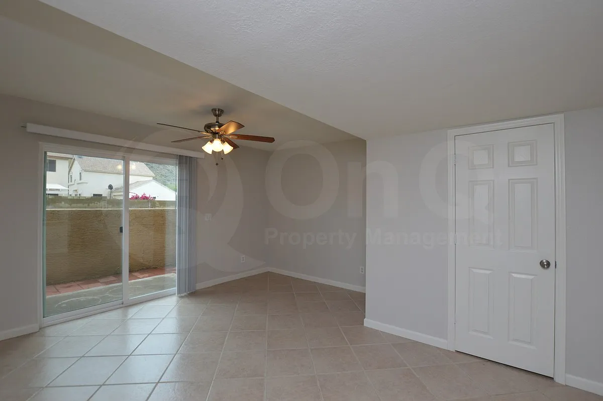 2 bed, 3.0 bath, 999 sqft, $999 — Photo 2