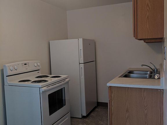 kitchen. full-size stove