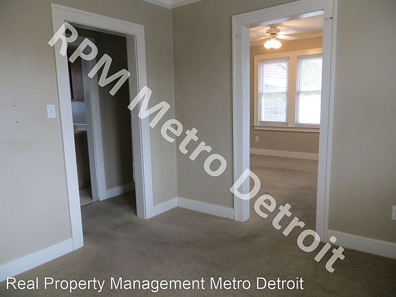 5th image of 369 E Breckenridge St
