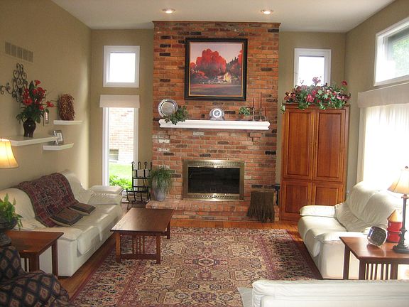 Light Brigh Spacious Family Room