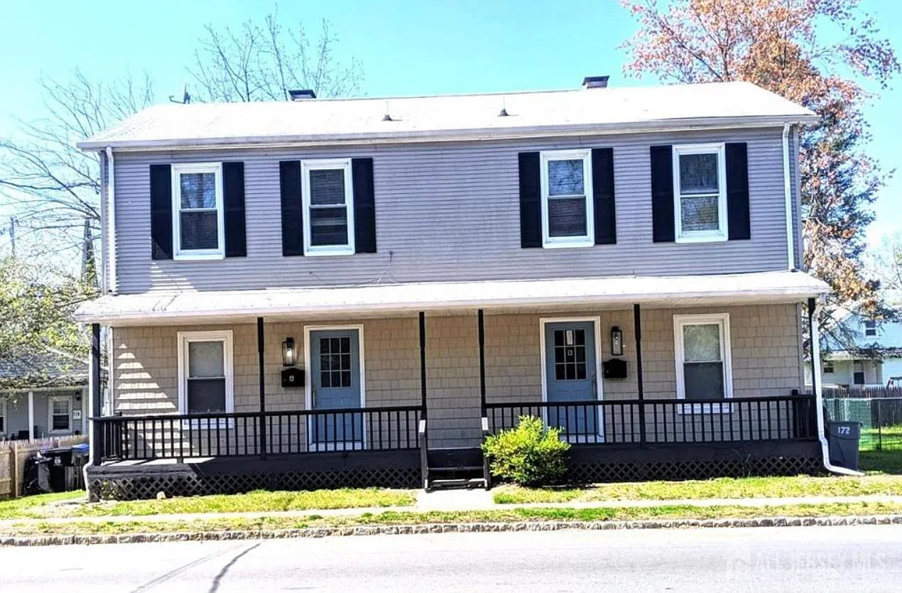 3 bed, 1.5 bath, 2160 sqft, $2,600 — Photo 1