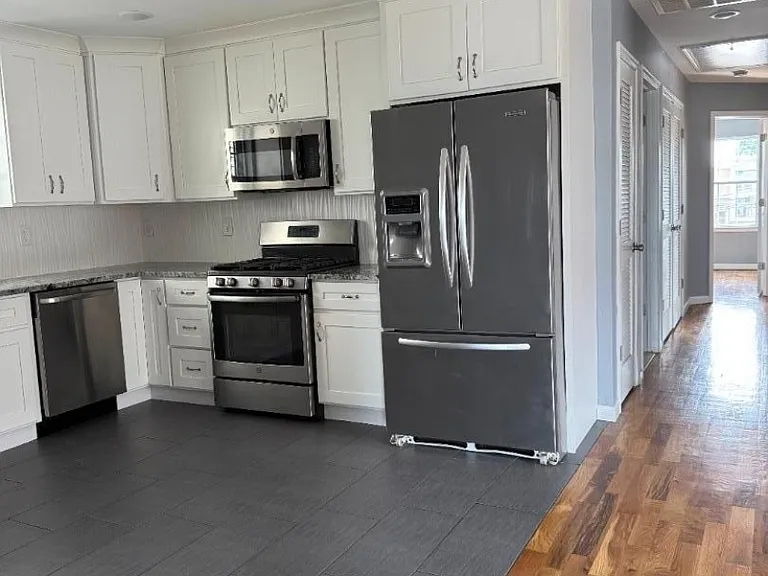 546 S Park St — Photo 4