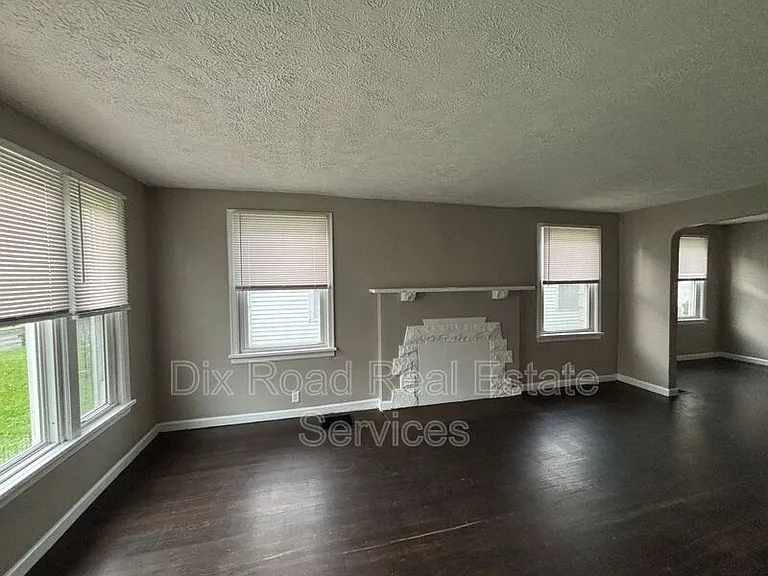 144 Niagara Ave — Photo 5