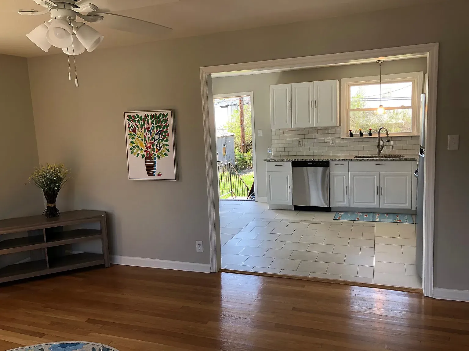 3 bed, 1000 sqft, $2,400 — Photo 2