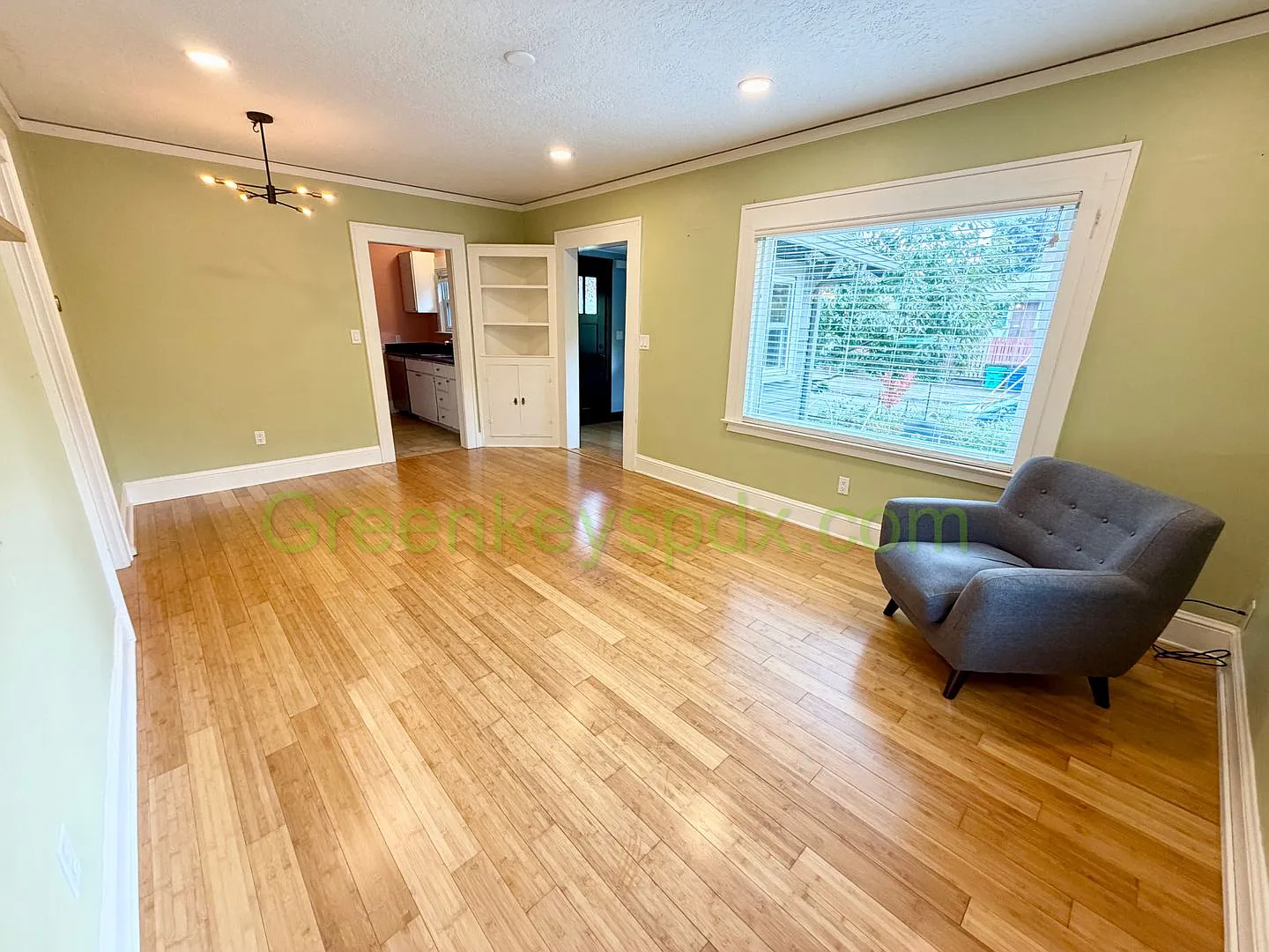 Charming 2-Bedroom Craftsman Bungalow in Portland's Kenton Neighborhood — Photo 4