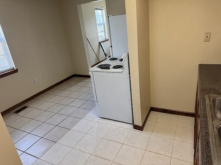 933 W Central St — Photo 6