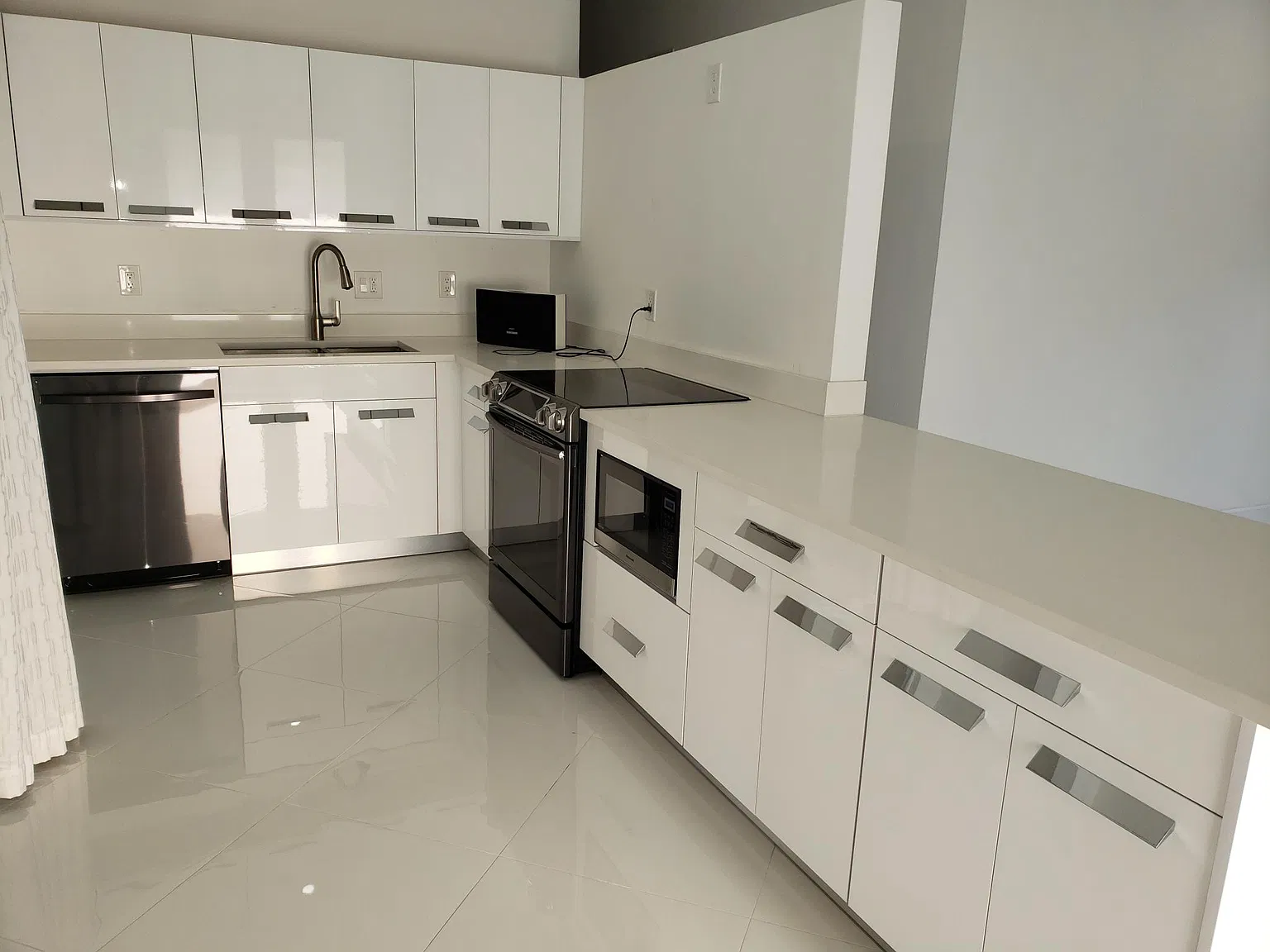 SW 13th Ct, Fort Lauderdale — Photo 2