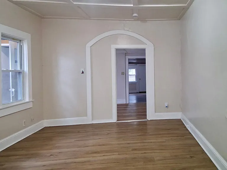 325 N laurel St — Photo 15