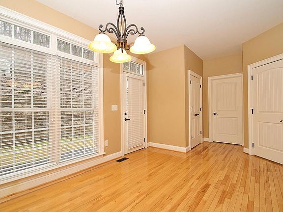 4th image of 5917 Knightsbridge Dr #5
