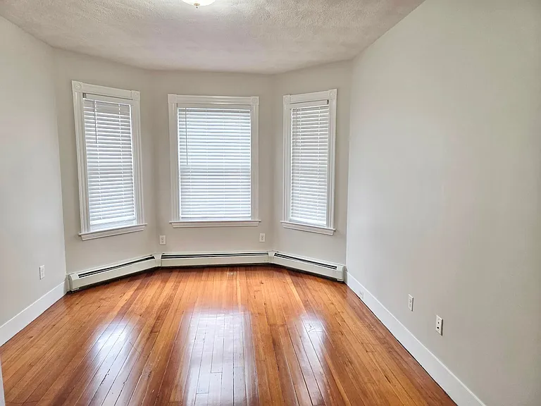 823 Saratoga St — Photo 4