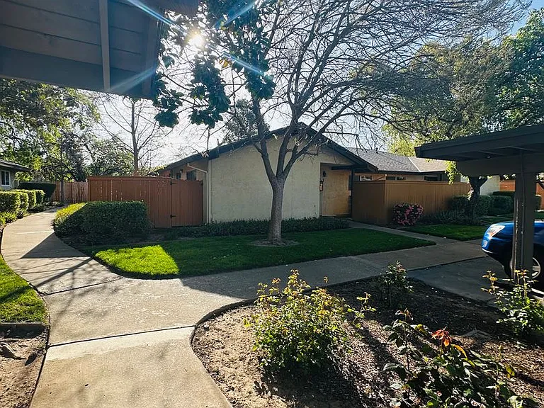 3829 Whitney Ave — Photo 9