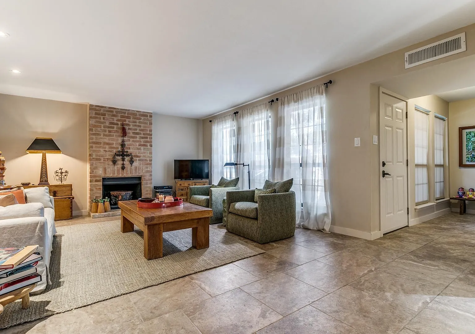 Lovely Corner Condo in a Gated Community in Prime San Antonio Location. — Photo 3