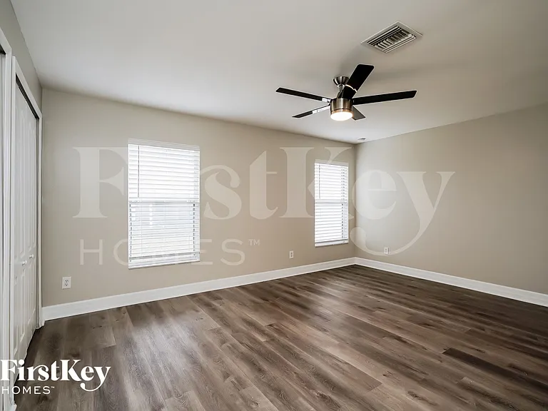 629 NE Juanita Ct — Photo 9