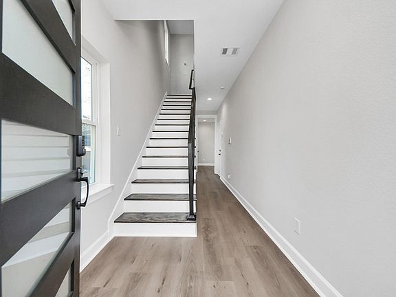 3rd image of 1605 Sylvester Rd