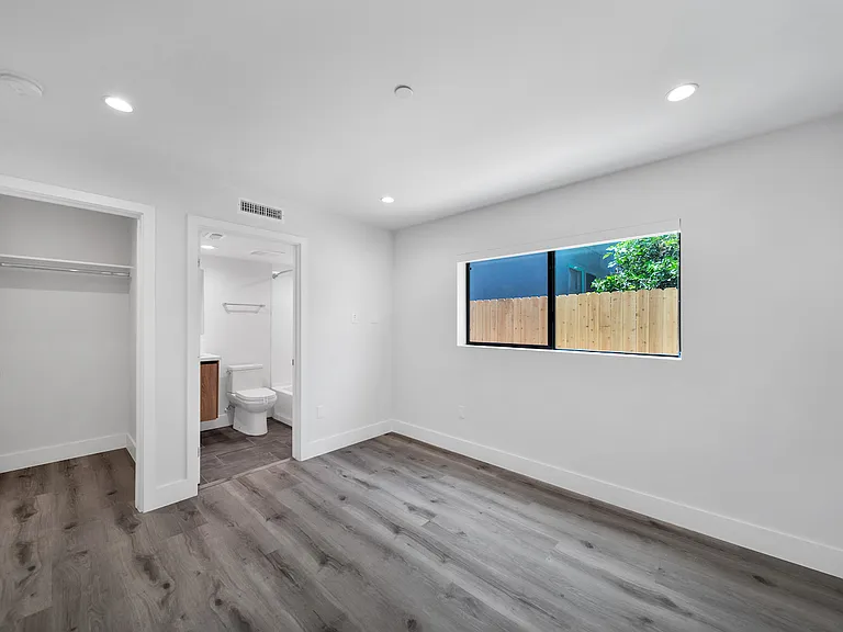 11522 Emelita Property LLC — Photo 17