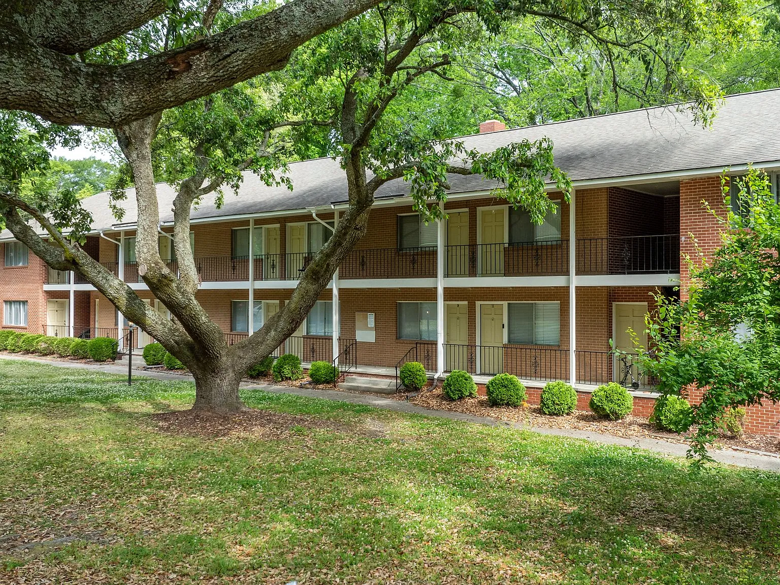 Elm Villa Apartments — Photo 1