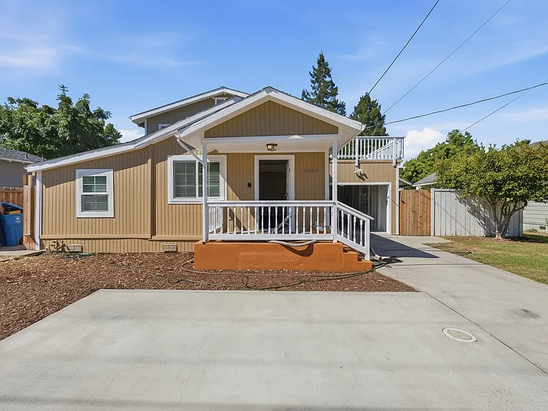 1162 Davis St — Photo 2
