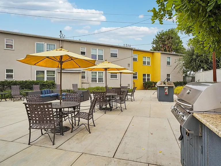Hollypark Knolls Apartments — Photo 15