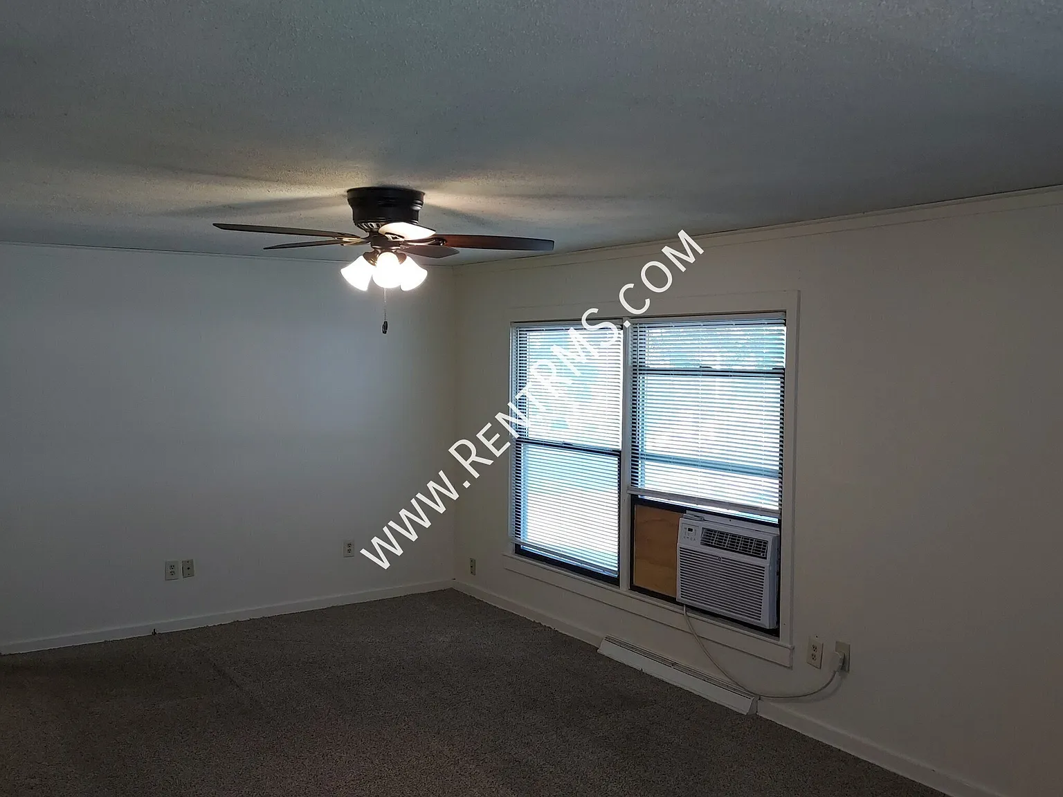 1703 Se Pennsylvania- 3 Bed/1 Bath — Photo 4