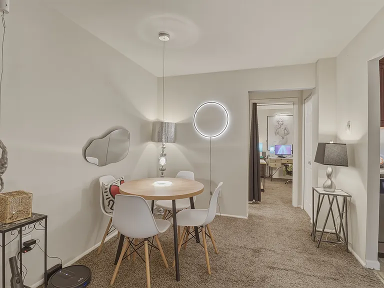 Cozy private bedroom available for rent! Features a comfortable twin-size bed and a flat-screen TV equipped with Firestick and Roku for all your streaming needs. Perfect for a quiet and convenient living space. Yale "Keyless" lock.