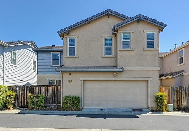 15 Crystalwood Cir — Photo 2