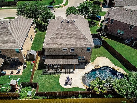 4th image of 401 Serenade Ln