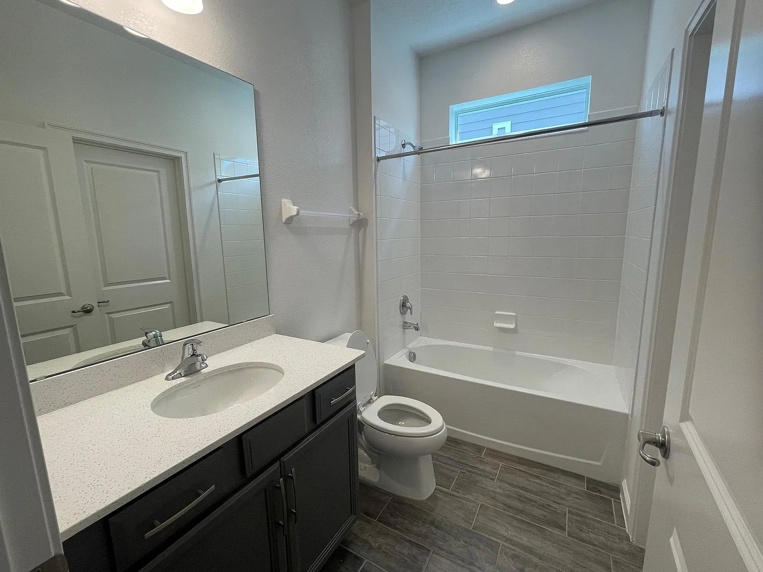 4 bed, 2380 sqft, $2,450 — Photo 3