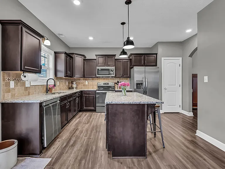 109 Easton Dr — Photo 9