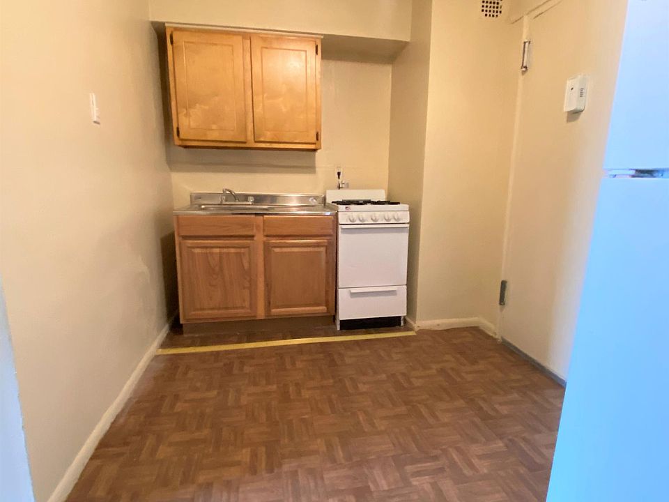2nd image of 4233 Baychester Ave