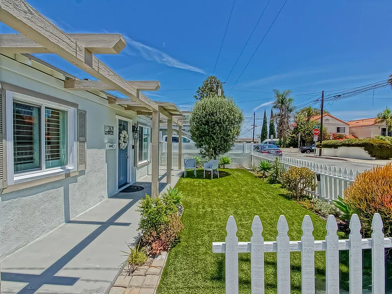 2621 Mathews Ave — Photo 4