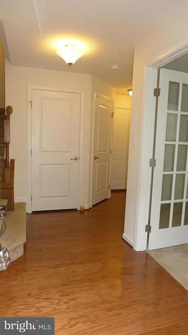 Gorgeous 3bd 2.5bth townhouse w/2 car garage for rent! — Photo 2