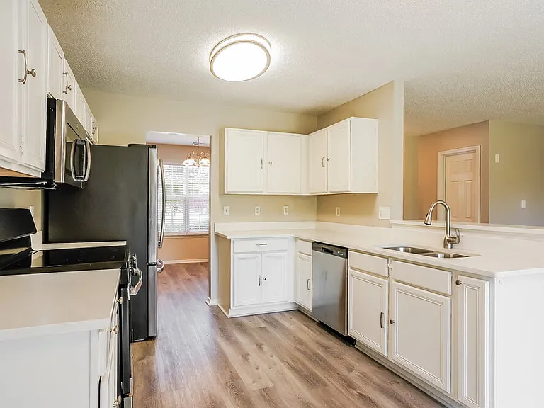6333 Saybrooke Dr — Photo 9