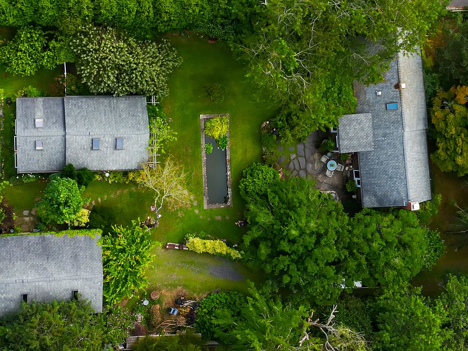 1st image of 11 Cove Ave W