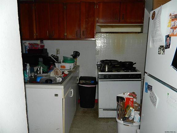 4th image of 30 Baldwin Ave