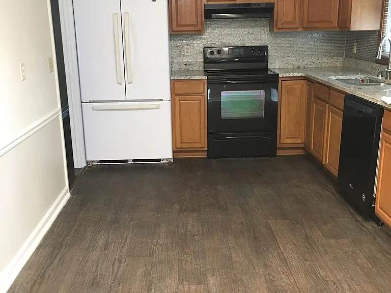 710 Earl St SE — Photo 2