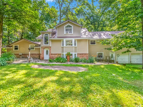 1391 S Lake Wilson Rd, Hillsdale, MI 49242