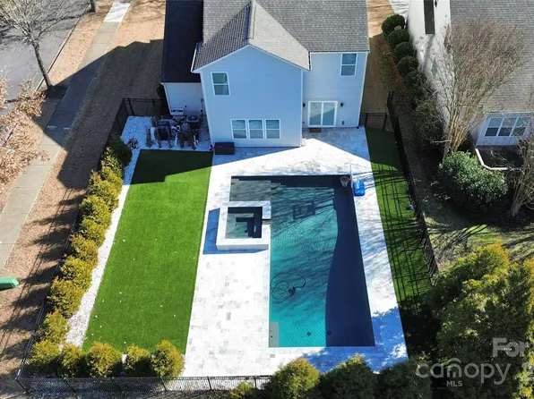 19935 Wooden Tee Dr, Davidson, NC 28036