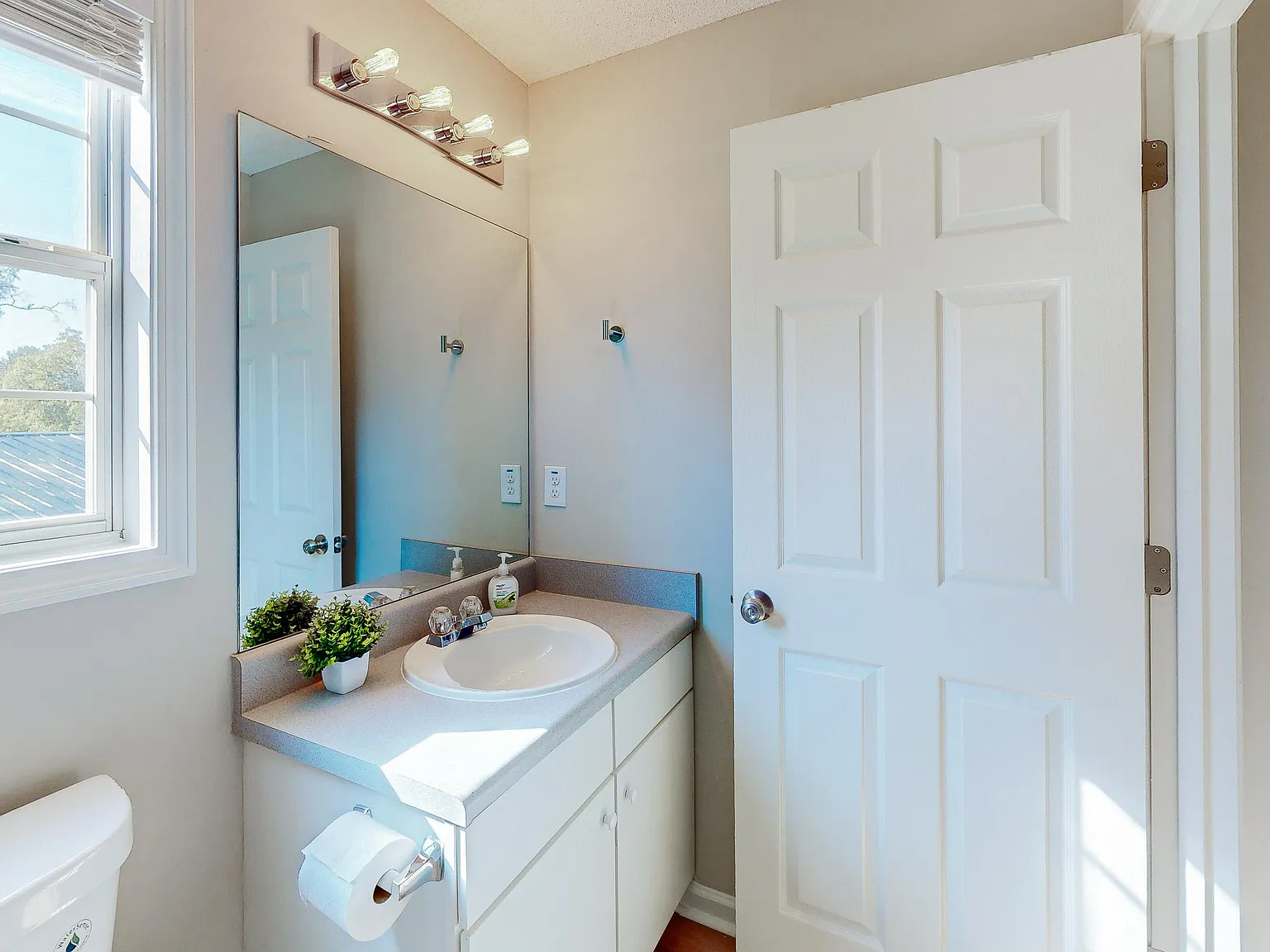 4 bed, 2.0 bath, 1512 sqft, $819 — Photo 4
