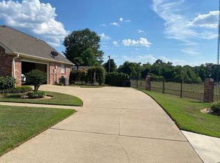 229 Cherrywood Dr, Columbus, MS 39702